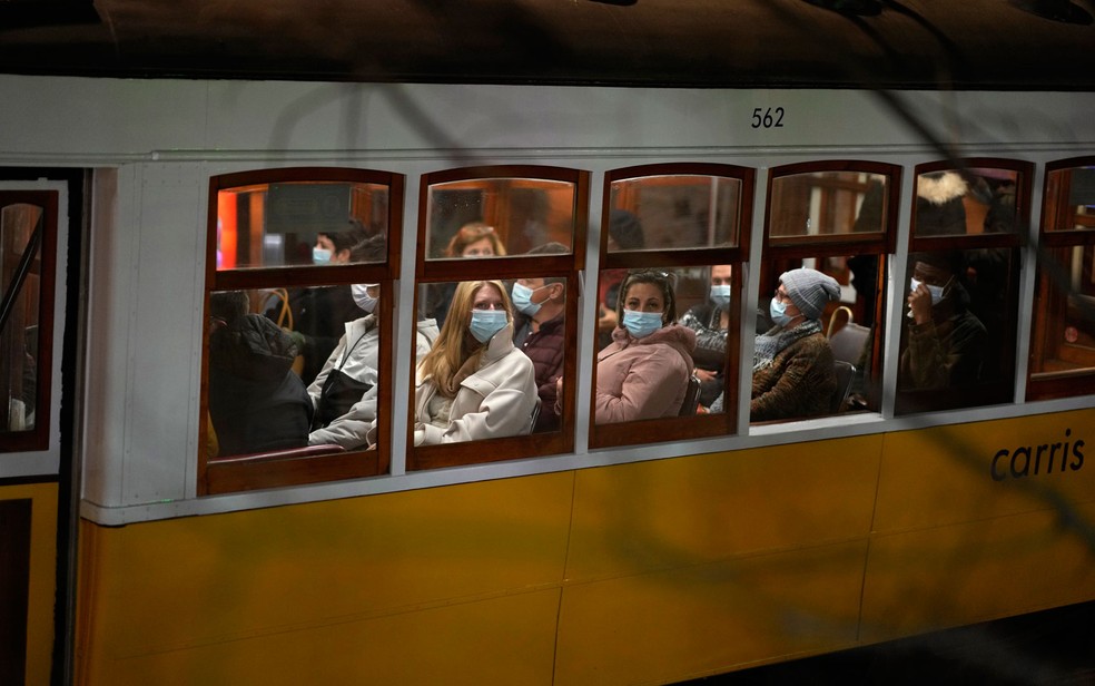 Passageiros usam mscaras em bonde em Lisboa, Portugal, em foto de 17 de dezembro  Foto: AP Photo/Armando Frana