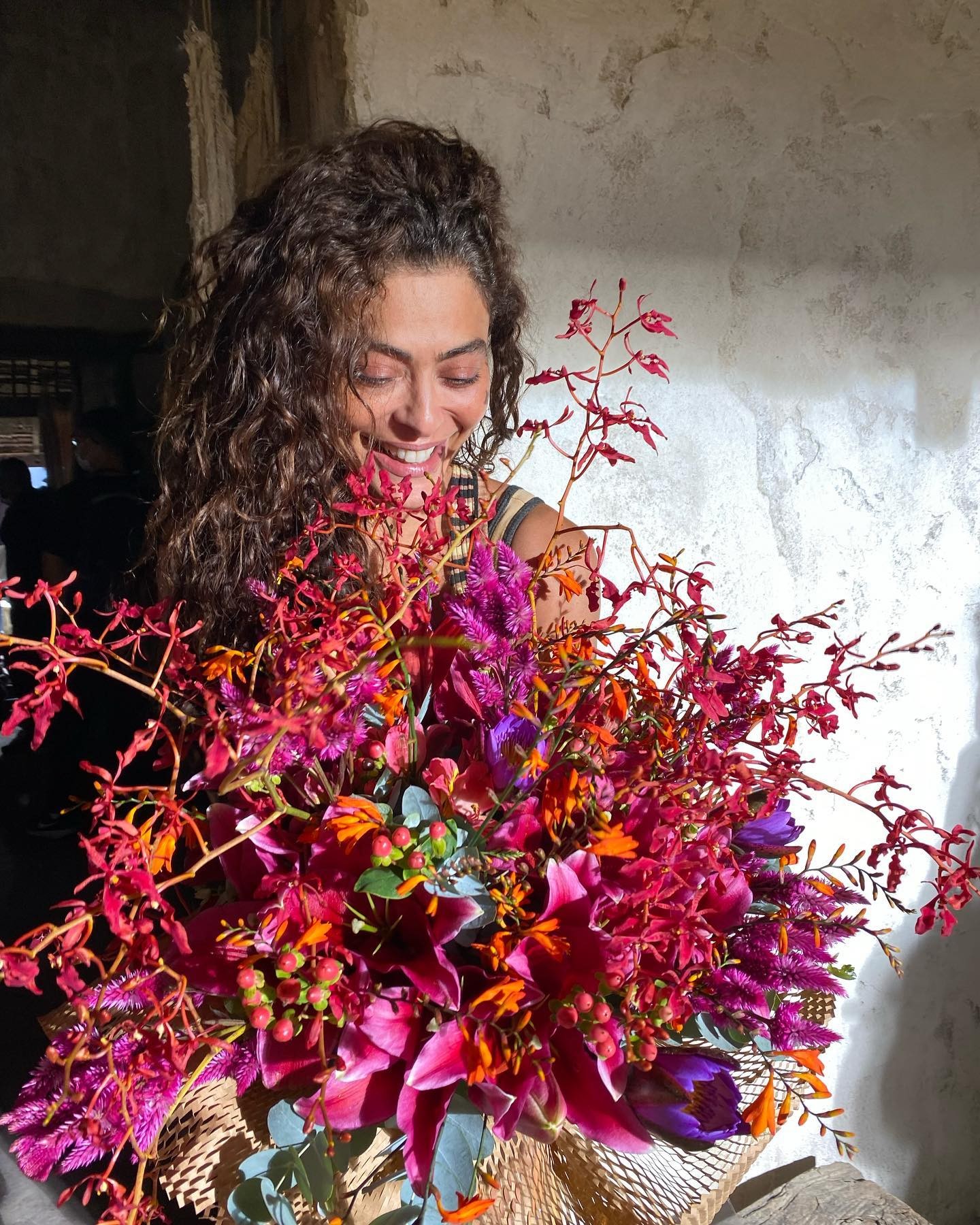 Juliana Paes chora ao ganhar flores após gravar cena 'delicada': 'Carinho da equipe' (Foto: reprodução/instagram)