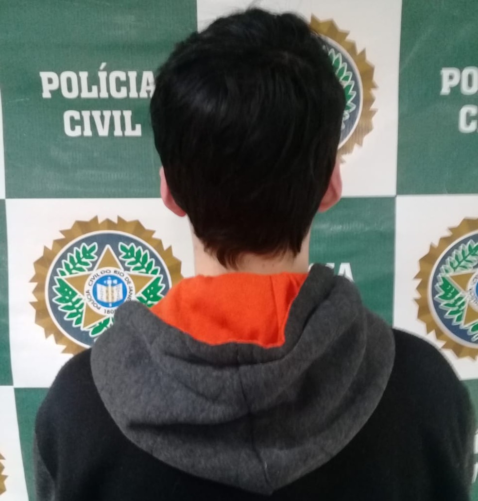 Jovem de 22 anos foi preso no bairro Olaria em Nova Friburgo, no RJ (Foto: Divulgação/Polícia Civil)