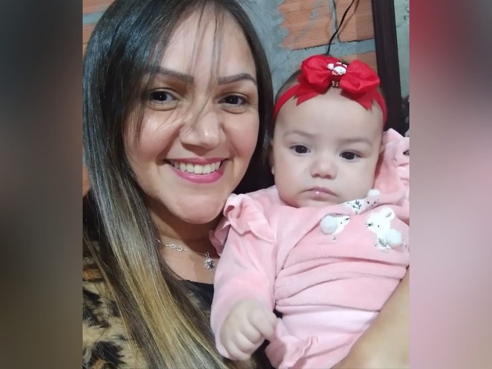 Cearense Neiriane Gomes e a filha de 1 ano morreram em um acidente entre dois carros na BR-040, em Conselheiro Lafaiete, na Região Central de Minas Gerais. — Foto: Arquivo pessoal