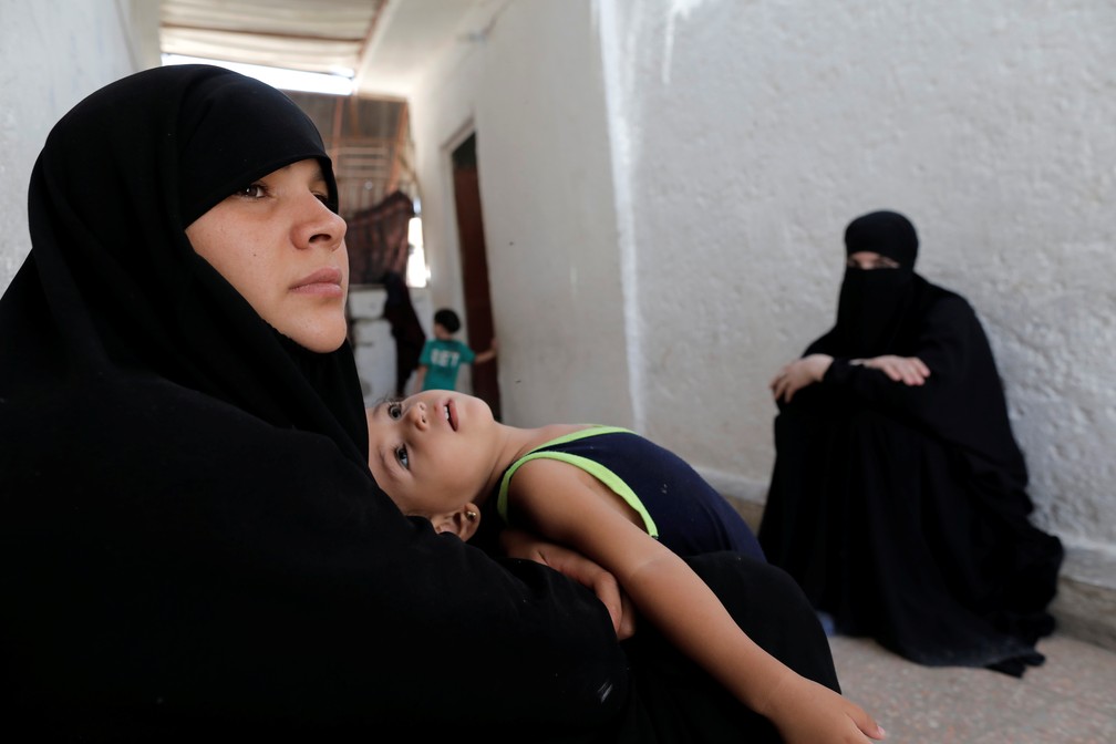 A tunisiana Khadouja al-Humri, mulher de um ex-combatente do Estado Islâmico, com sua criança em um campo em Ain Issa, na Síria, em junho do último ano (Foto: Reuters/Zohra Bensemra)