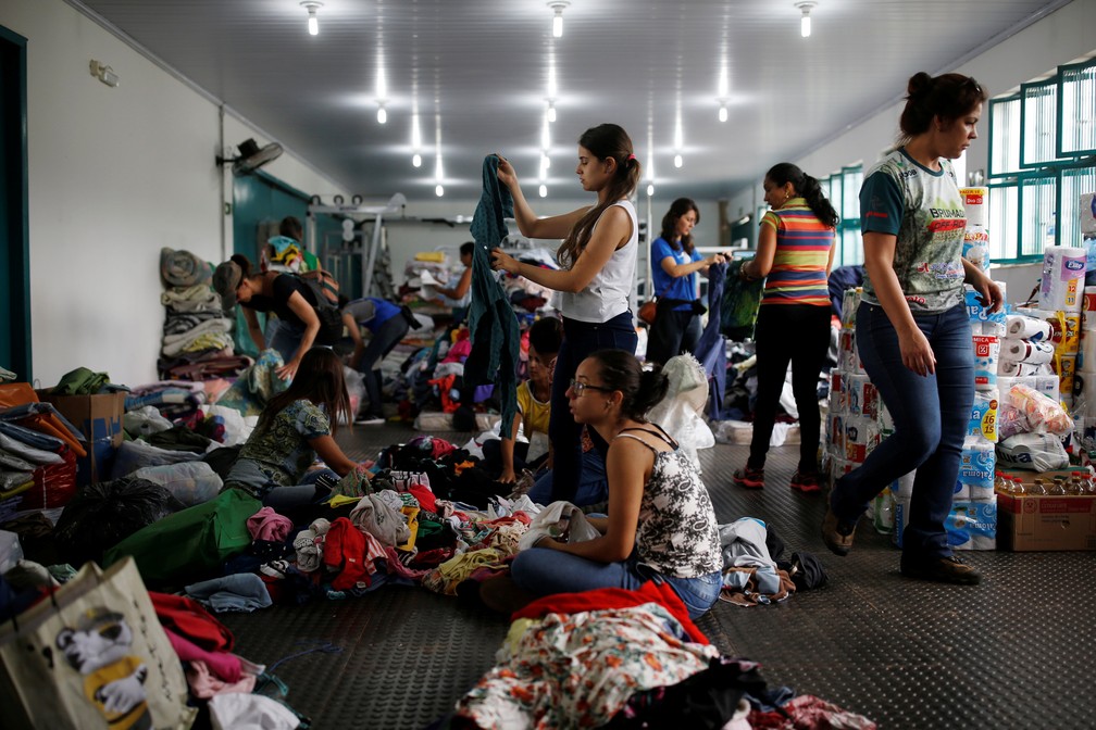 Voluntários preparam doações para moradores afetados pelo rompimento da barragem da Vale em Brumadinho, neste sábado (26). — Foto: Adriano Machado/Reuters