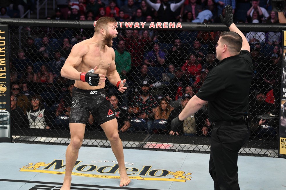 Ion Cutelaba se revolta com o árbitro no UFC Norfolk — Foto: Getty Images