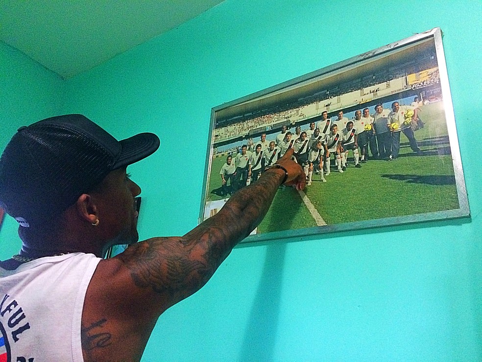 Na casa da mãe, o quadro da época em que defendeu o Vasco (Foto: Viviane Leão/GloboEsporte.com)