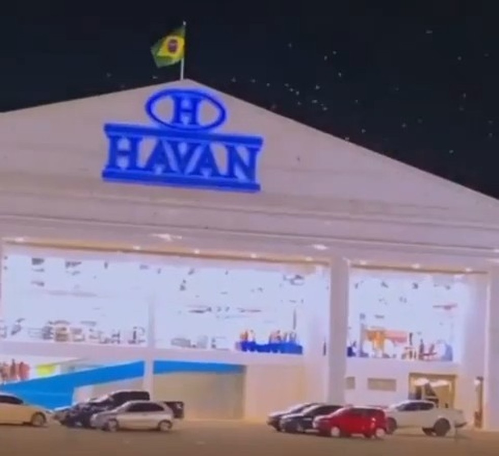 Pássaros aparecem voando da fiação e telhado da loja após fogos de artifícios — Foto: Reprodução