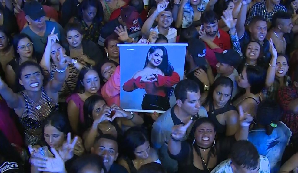 Público faz homenagem para Paulinha Abelha — Foto: TV Sergipe
