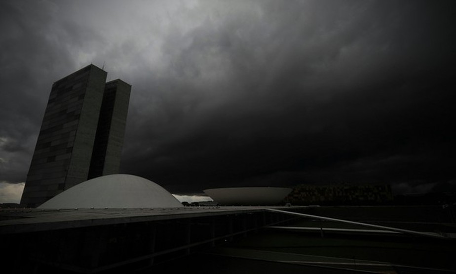O Congresso Nacional, em dia de tempestade em Brasília