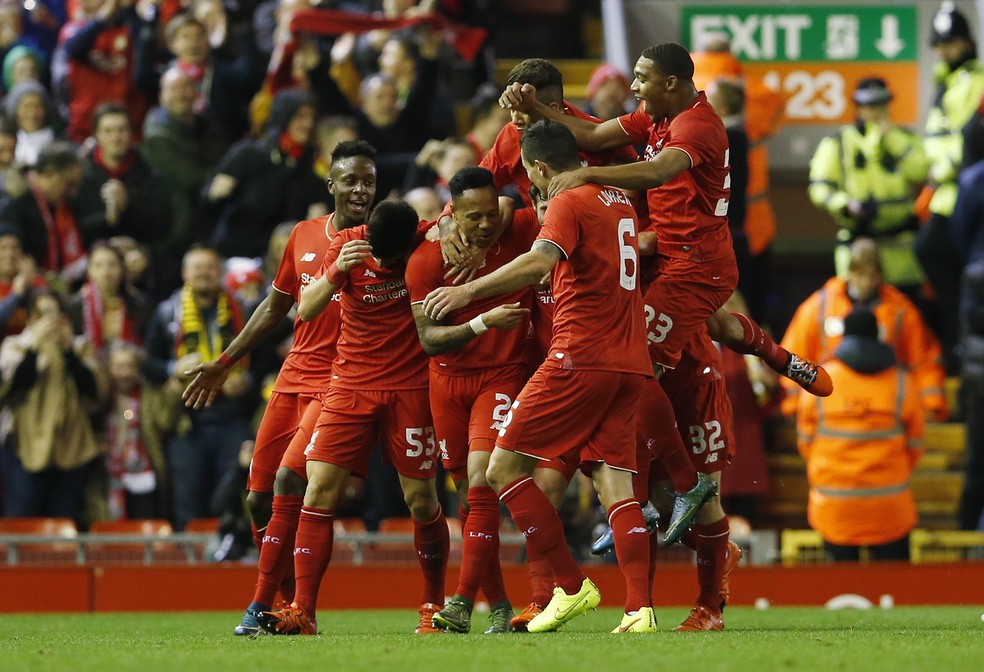Nathaniel Clyne celebra o gol com os ex-colegas de Liverpool — Foto: Reuters / Lee Smith