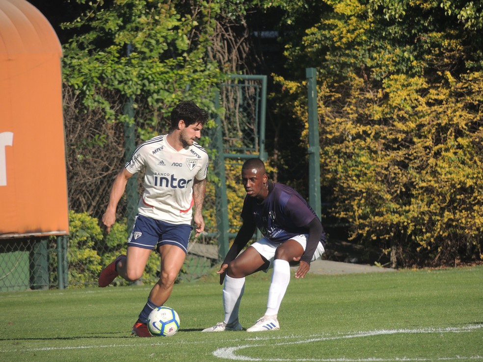 Alexandre Pato durante o empate do São Paulo com o EC São Bernardo — Foto: João Victor Romoli/EC São Bernardo