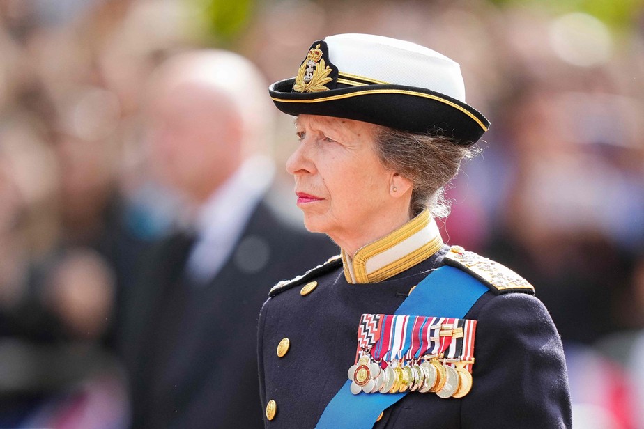 Princesa Anne caminha atrás do caixão de sua mãe, a rainha Elizabeth II, em Londres