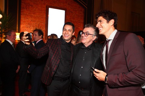 Rainer Cadete, Walcyr Carrasco e Reynaldo Gianechini fazem selfie 
