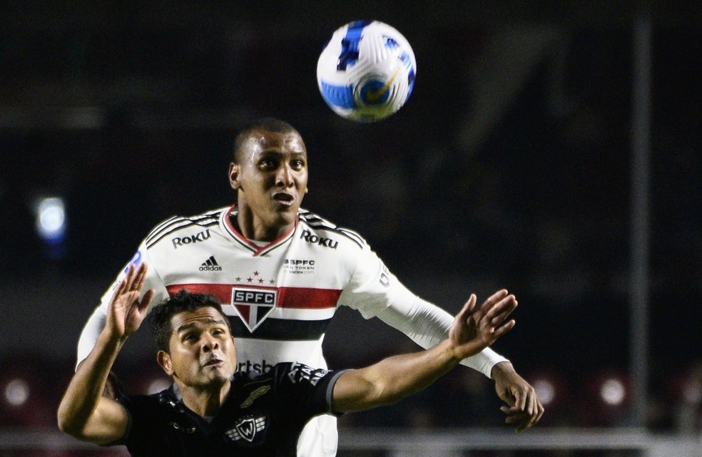 Luizão, zagueiro do São Paulo, contra o Jorge Wilstermann — Foto: Marcos Ribolli