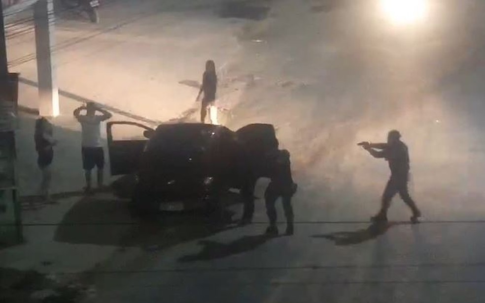 Homem armado foi preso pela Polícia Militar quando se preparava para sair de festa em Fortaleza. — Foto: Reprodução