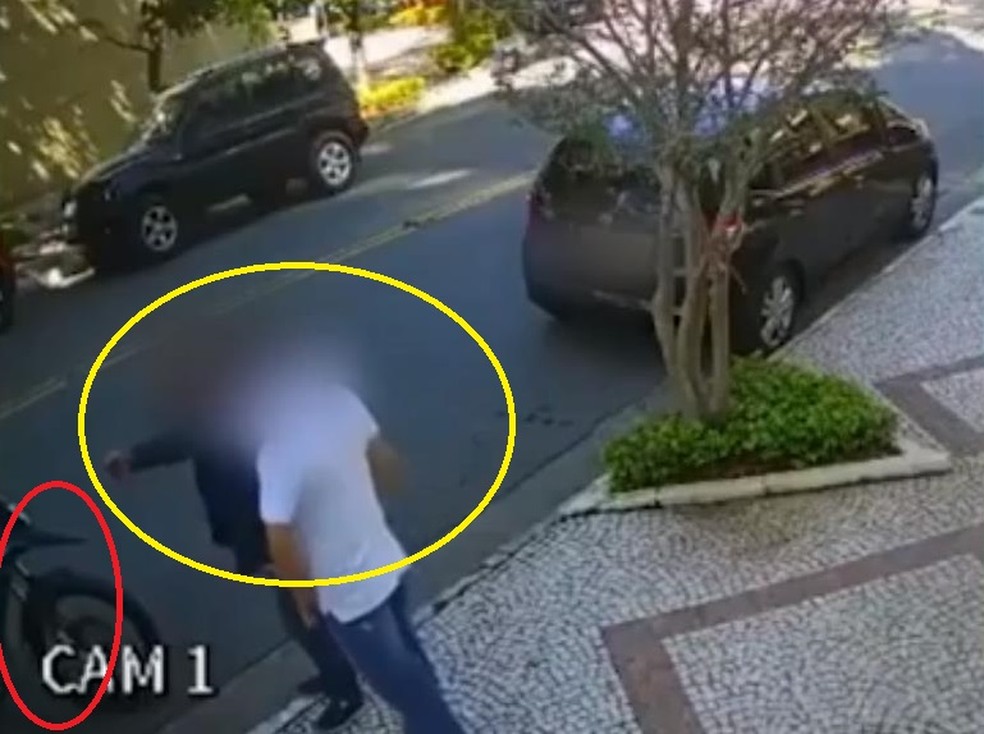 Na círculo amarelo estão as vítimas do criminoso que está numa moto, no círculo amarelo. O assaltante roubou celulares e relógios de três homens na Zona Oeste de São Paulo, no último sábado (4) — Foto: Reprodução/Redes sociais