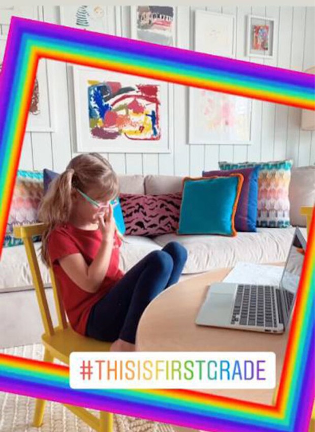 Filha do ator estuda na sala com paleta em tons claros e obras de arte na parede (Foto: Reprodução / Instagram)