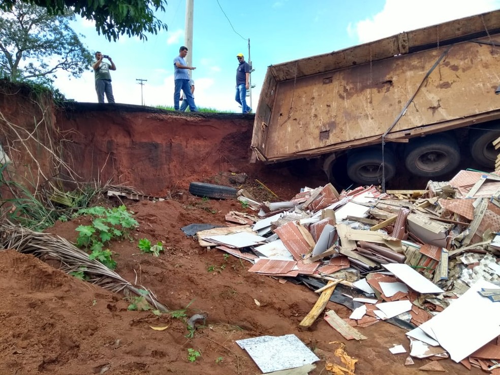 Carga ficou espalhada no acostamento  — Foto: Murilo Rincon/TV TEM