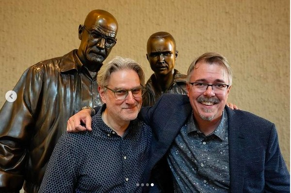 O criador de Breaking Bad, Vince Gilligan, com a estátua em homenagem à série (Foto: Instagram)