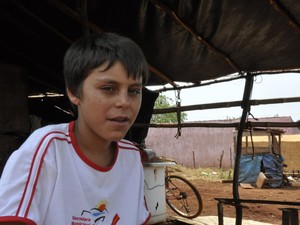 Estudante mostra como é a rotina dele no acampamento, em Itumbiara, Goiás (Foto: Adriano Zago/G1)
