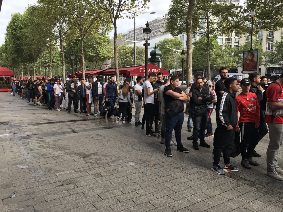 Fila para a venda da camisa Neymar no PSG (Foto: Twitter / PSG)