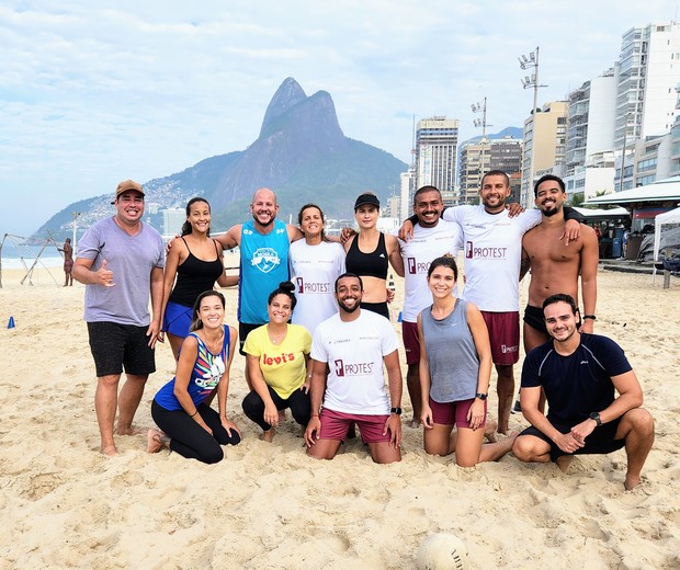 Luiza Valdetaro participa de treino coletivo em praia carioca (Foto: Daniel Delmiro/AgNews)