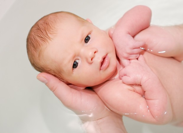 O bebê deve estar sempre apoiado em uma das mãos  (Foto: Thinkstock)