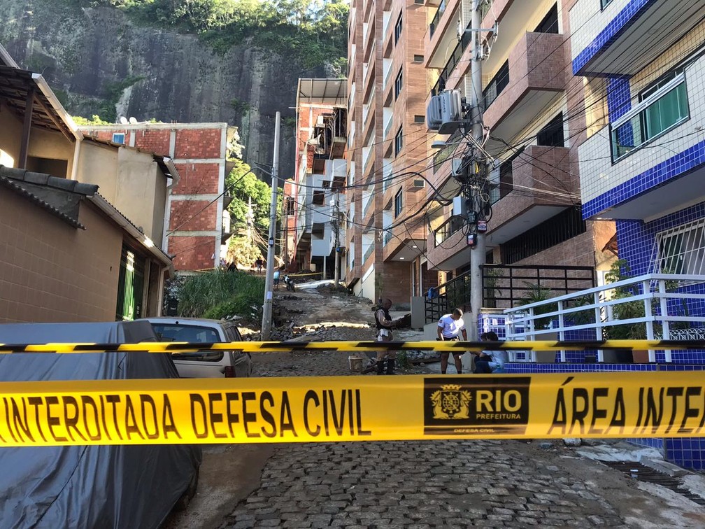 Área próxima ao desabamento foi interditada pela Defesa Civil — Foto: Raísa Pires/G1