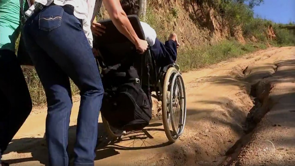 Estrada esburacada obriga mãe a empurrar cadeira de rodas do filho por  quilômetros até ponto de ônibus | Sorocaba e Jundiaí | G1