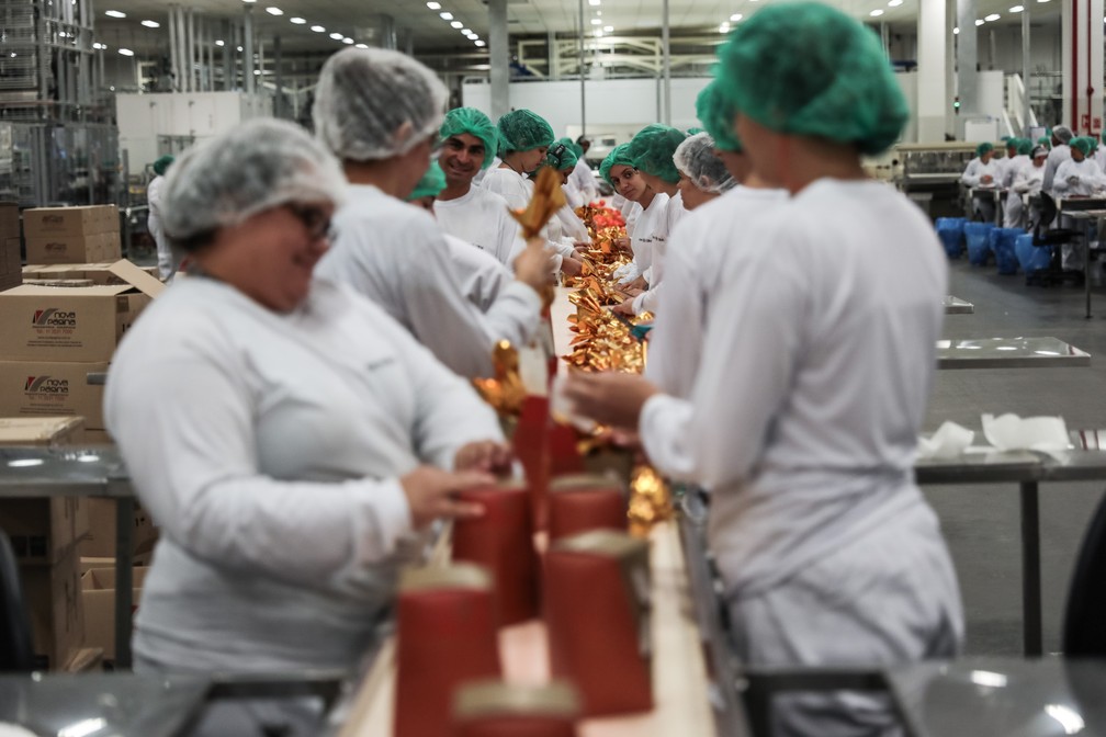 A produção de ovos de Páscoa em fábrica da Kopenhagen; FOTOS Negócios