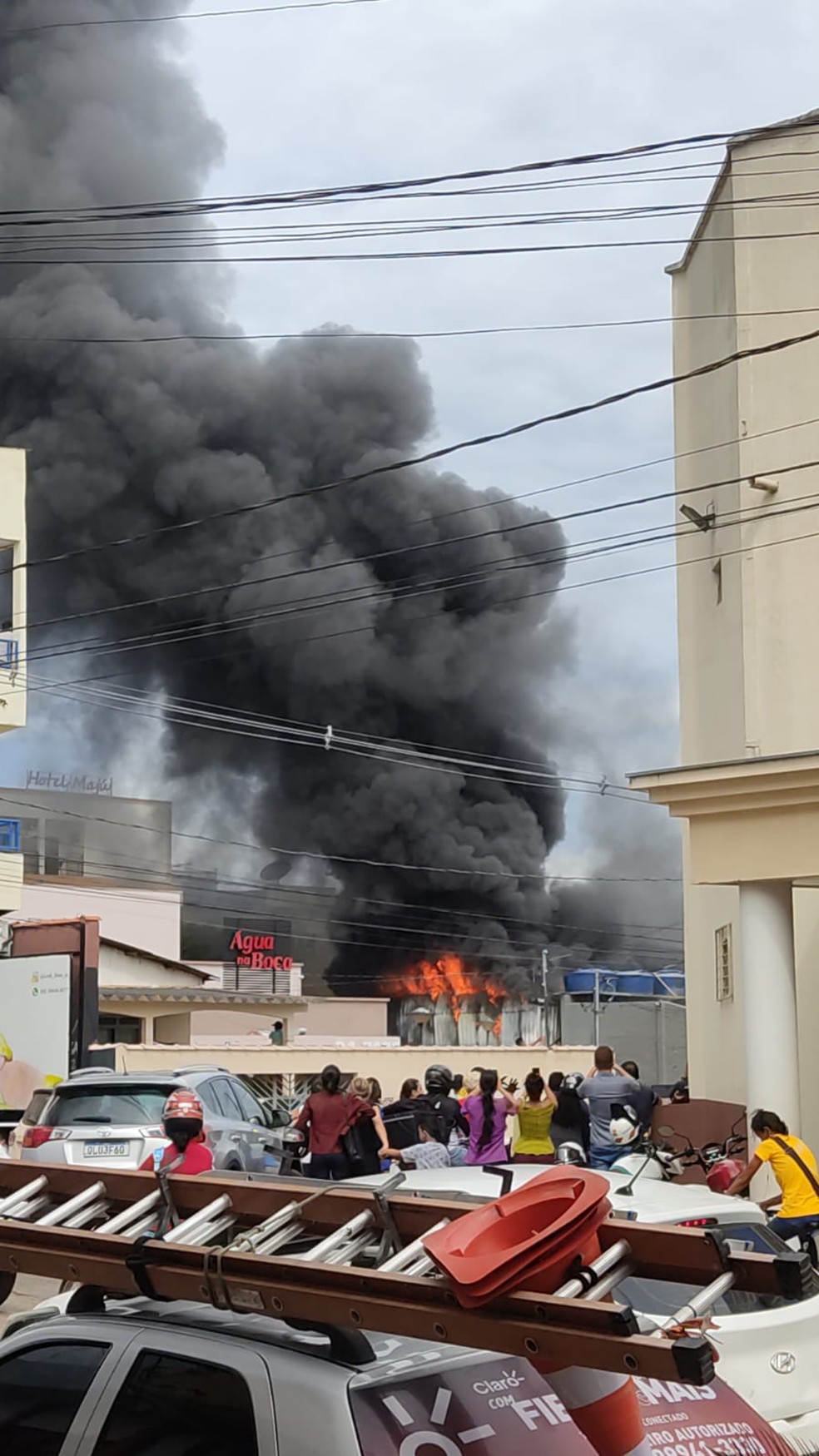 Incêndio atinge restuarante — Foto: Priscila Souza