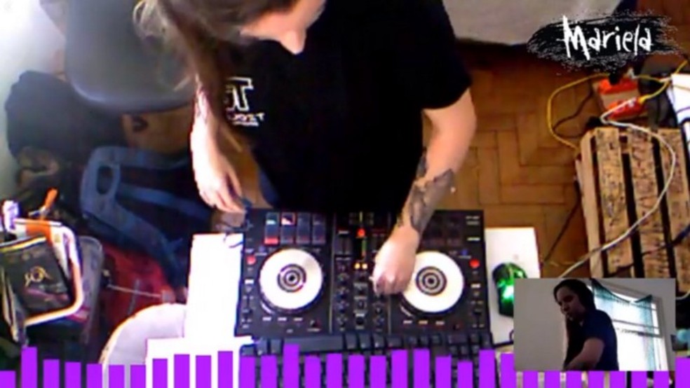 Mariela: DJs t&ecirc;m de lidar com as dificuldade de se manter em tempos de pandemia &mdash; Foto: Reprodu&ccedil;&atilde;o/twitch.tv/mariela