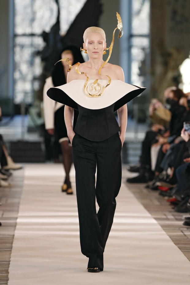 (EDITORIAL USE ONLY - For Non-Editorial use please seek approval from Fashion House) A model walks the runway during the Schiaparelli  Haute Couture Spring/Summer 2022 show as part of Paris Fashion Week on January 24, 2022 in Paris, France. (Photo by Estr (Foto: Getty Images)