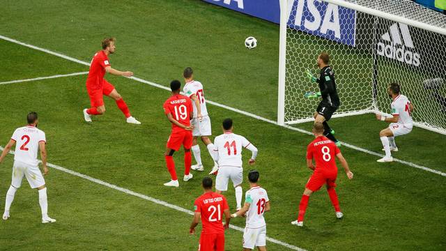 Kane, de cabeÃ§a, fez o gol da vitÃ³ria da Inglaterra sobre a TunÃ­sia nos acrÃ©scimos