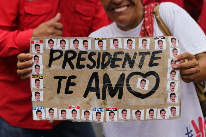 Manifestante pró-Maduro protesta a favor do regime chavista na Venezuela — Foto: Cristian Hernandez/AFP