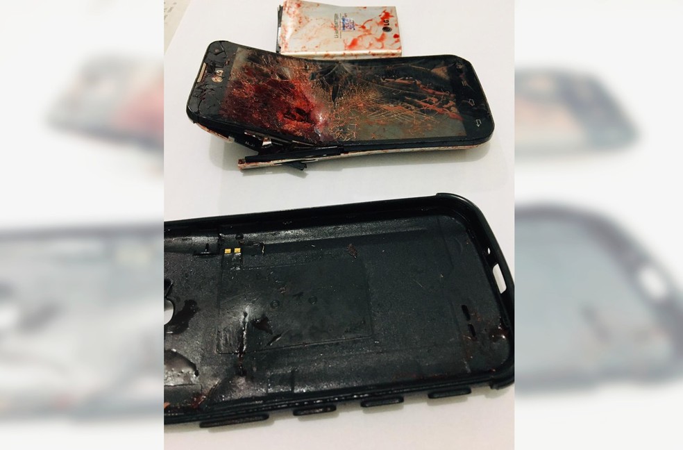 Tiro acerta celular no bolso da calça de vítima durante tentativa de homicídio em Marília — Foto: Polícia Civil/Divulgação