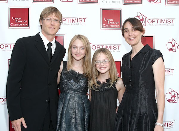 Dakota Fanning e Elle Fanning na companhia dos pais em um evento em 2008 (Foto: Getty Images)