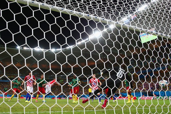 Itandje (Camarões) levou quatro gols da Croácia. Só que acabou falhando em dois deles (Foto: Getty images)