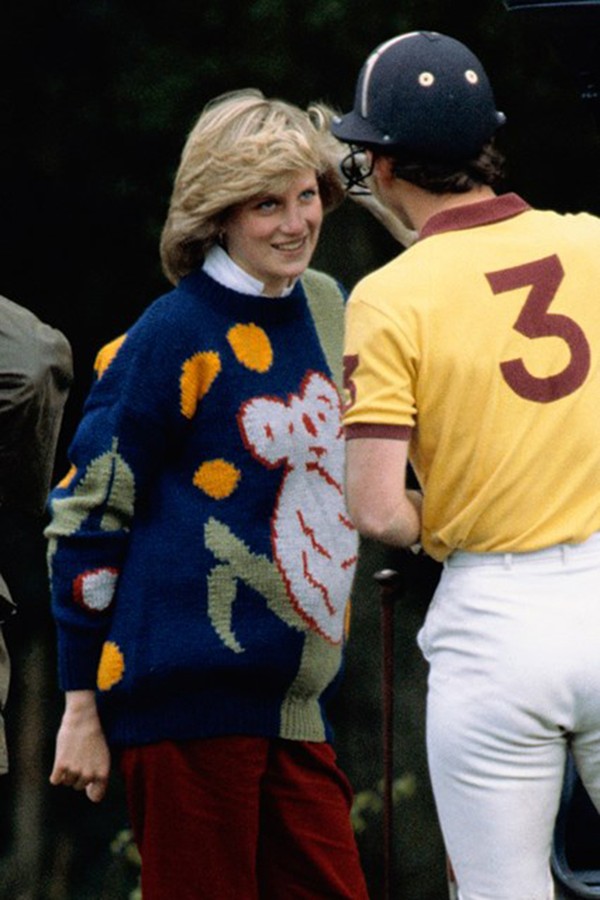 Princess Diana wears Jenny Kee's "Koala" sweater at a polo match with Prince Charles (in yellow) in 1982 - a wedding gift from Kim Wran, New South Wales Premier Neville Wran's daughter (Foto: Getty Images)