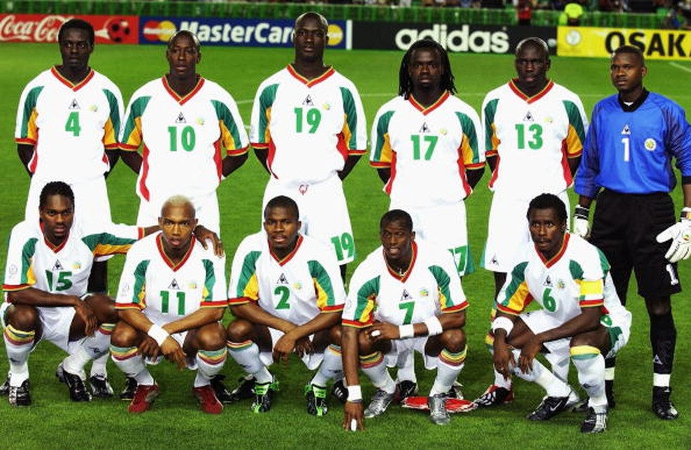Time do Senegal em 2002: Em pé Malick Diop, Fadiga, Bouba Diop, Coly, Diatta e Sylva. Agachados Salif Diao, El Hadji Diouf, Camara e Aliou Cissé. — Foto: getty