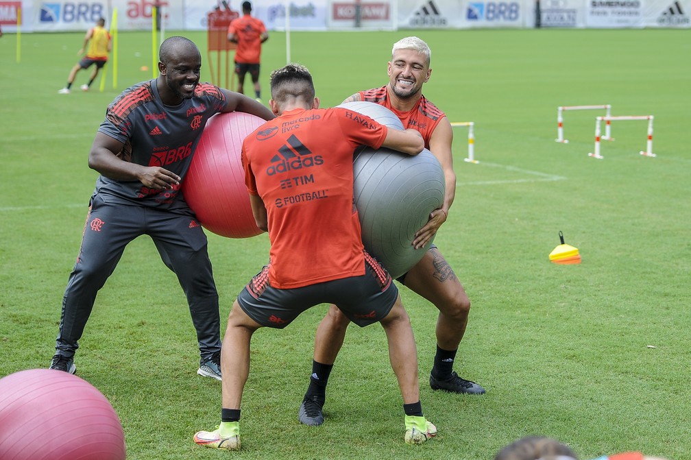 Arrascaeta e Isla brincam em treinamento do Flamengo — Foto: Marcelo Cortes/Flamengo