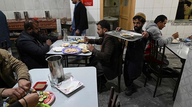 Rozi Khan em restaurante de Rawalpindi  (Foto: Getty Images)