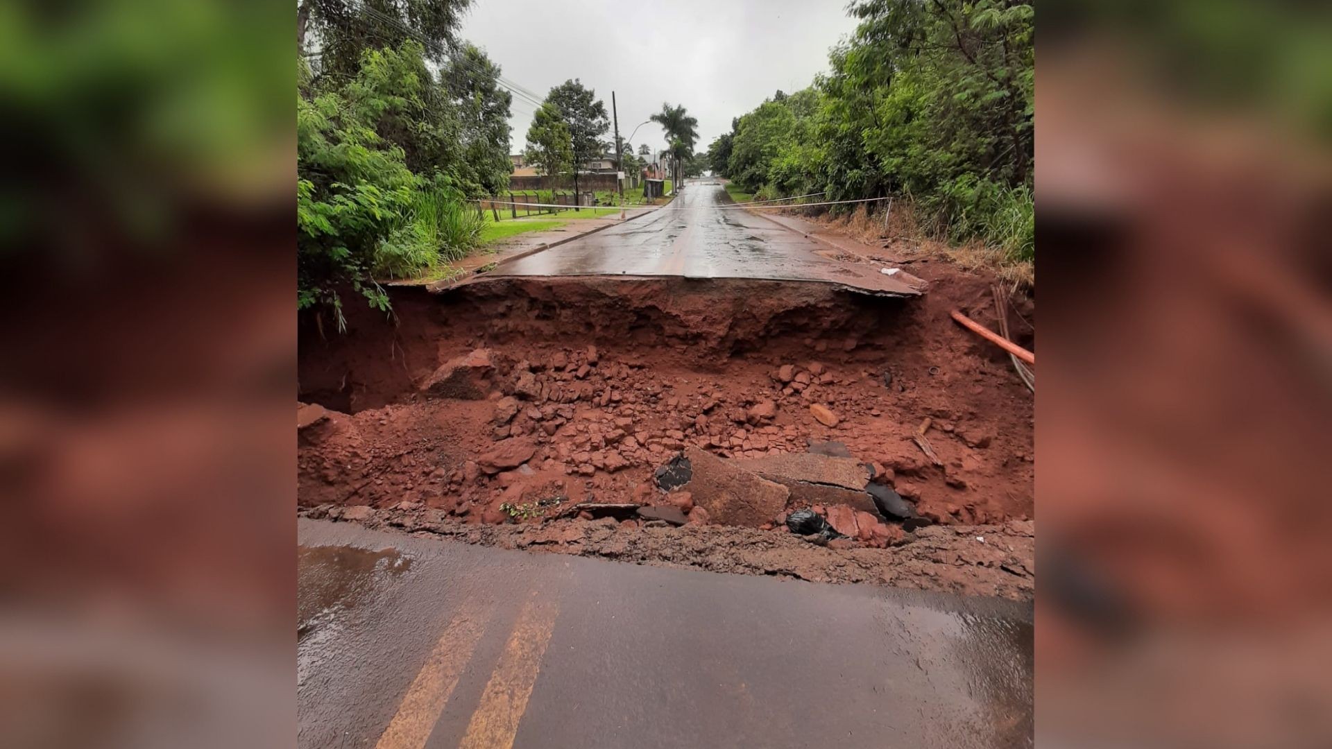 Cratera destrói asfalto e interdita rua após forte chuva em MS; VÍDEO