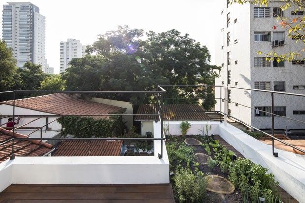 Uma casa moderna e funcional para um casal e seu cachorro (Foto: MaÃ­ra Acayaba)