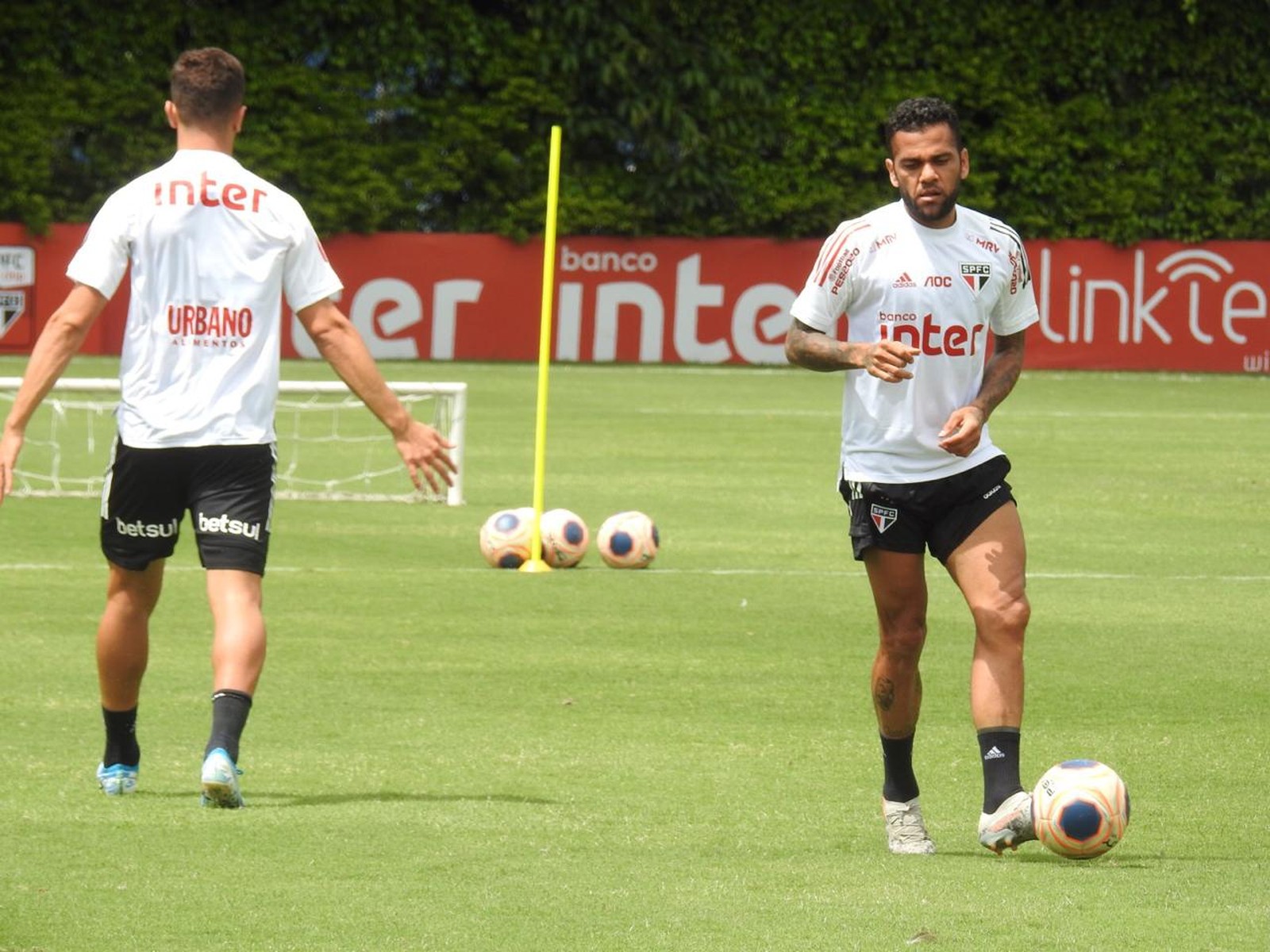 Daniel Alves fala sobre carro roubado e diz que o mesmo aconteceu na Europa