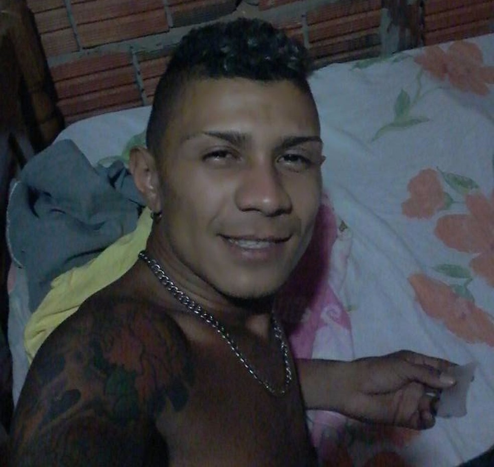 Polícia informou que Ricardo Silva chegou em casa baleado e morreu minutos depois  (Foto: Reprodução/Facebook)