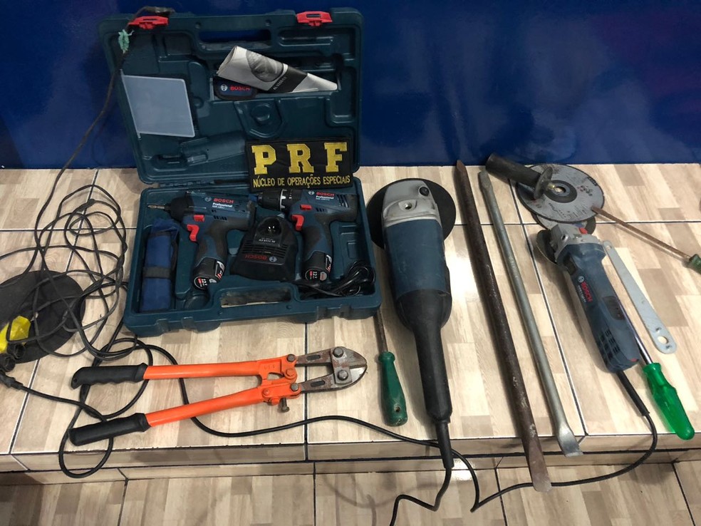 Material apreendido em ve&iacute;culo foi levado para a delegacia (Foto: Divulga&ccedil;&atilde;o/PRF)