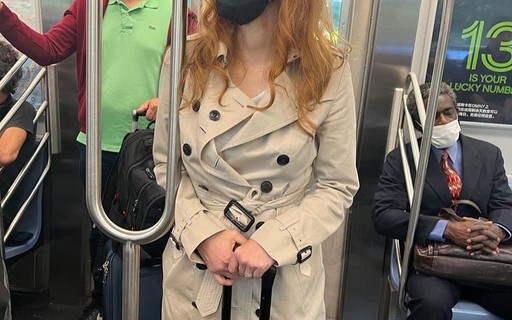 Jessica Chastain recorre ao metrô para chegar a desfile de moda: "Trânsito não vai me parar"
