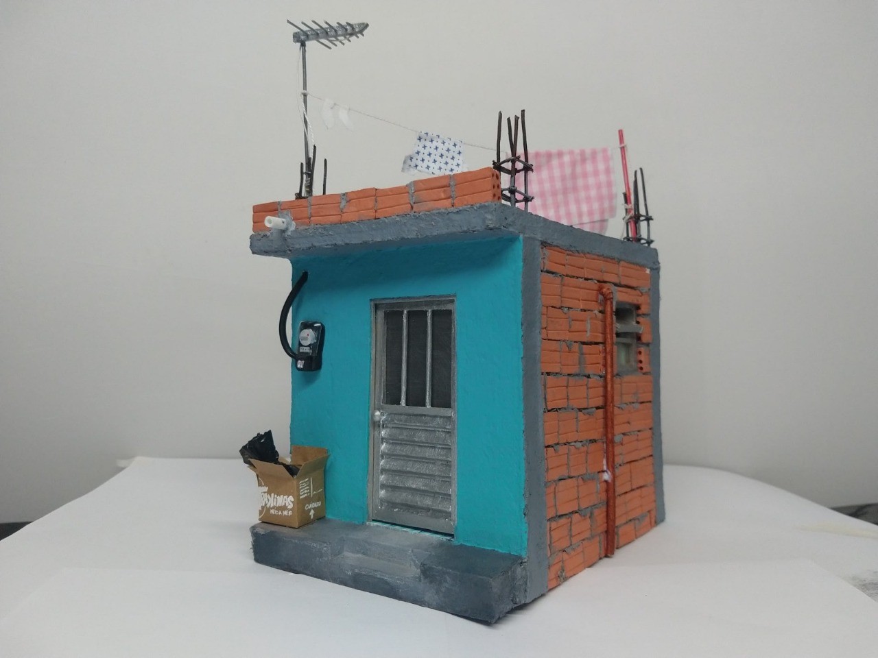 Artista recria casas de periferia em miniatura (Foto:  )