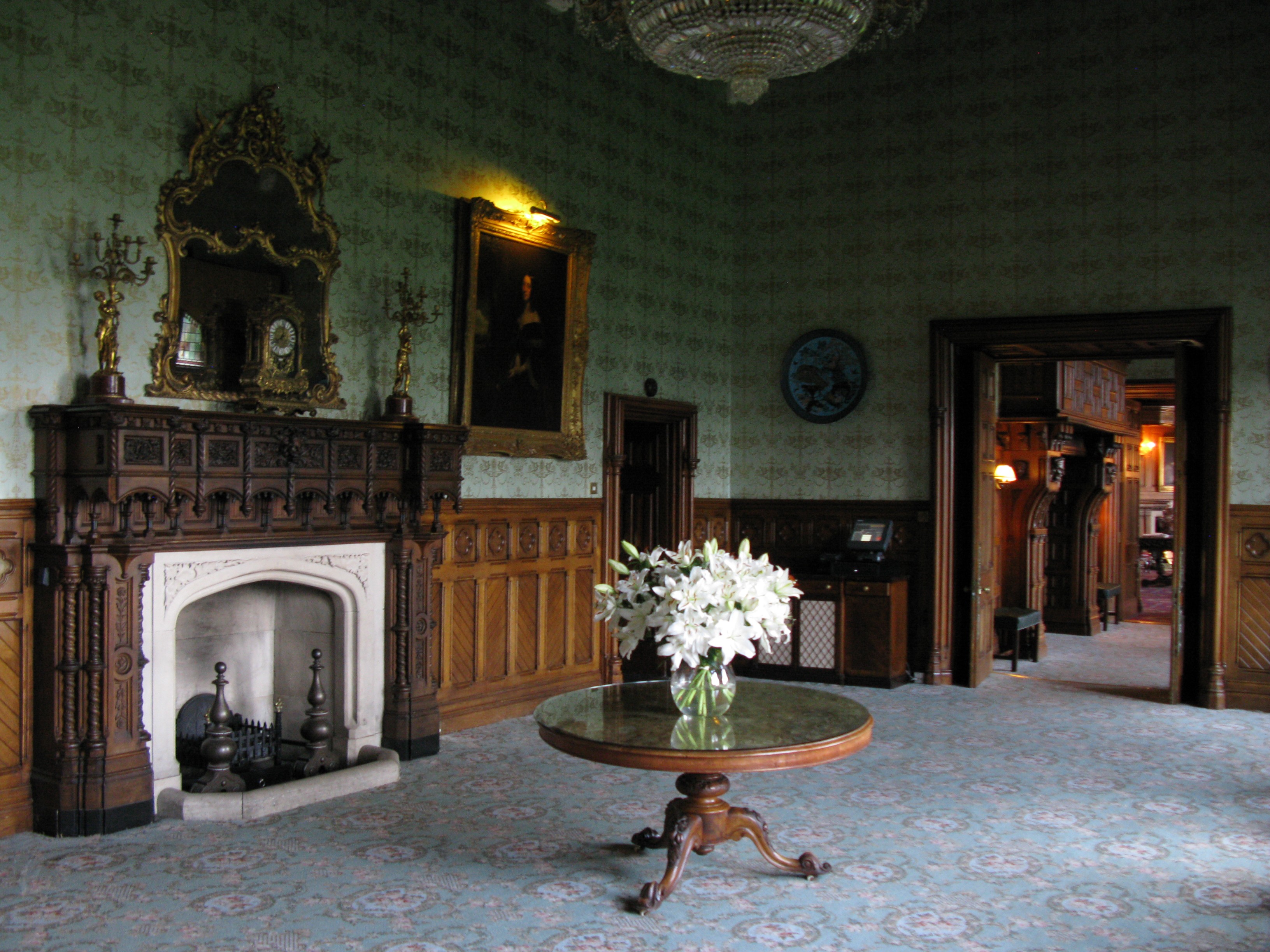 Um dos muitos halls do Ashford Castle: vai encarar? (Foto: Reprodução)