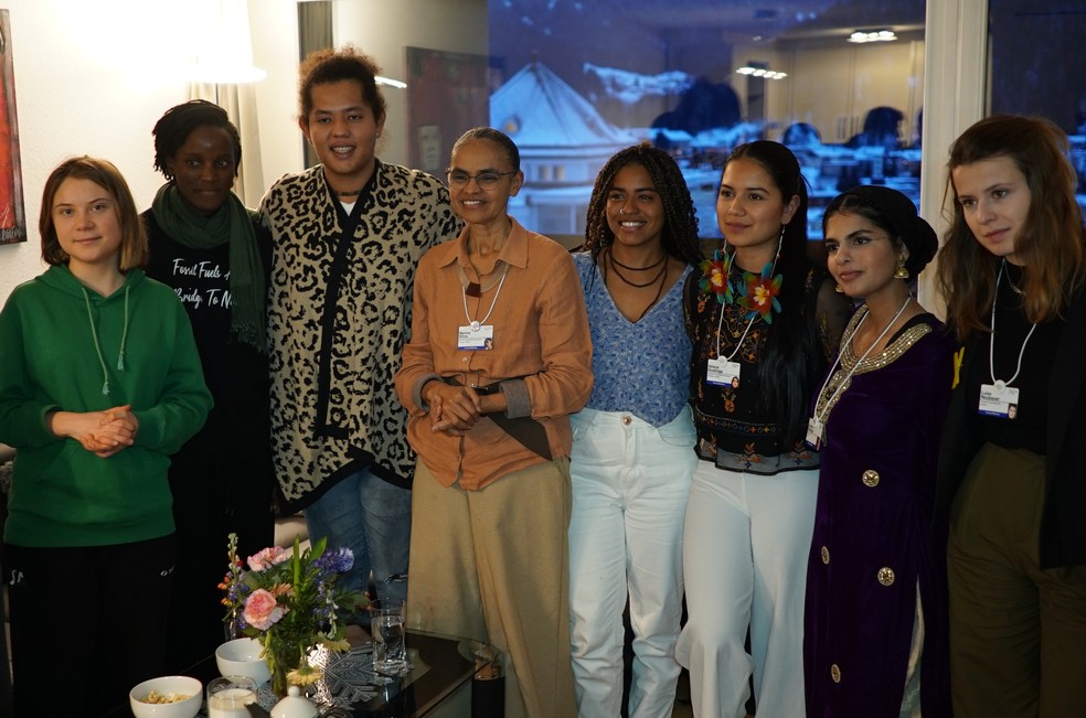 Marina Silva, ministra do Meio Ambiente e Mudança Climática, com jovens ativistas ambientais do Equador, Brasil, Alemanha, Paquistão, Uganda e Suécia, em encontro hoje (19/01) em Davos, na Suíça. — Foto: Sergio Mouraj/Divulgação Secom