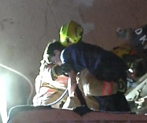 O menino foi resgatado após o prédio desabar na manhã da última quinta-feira (24) (Foto: Reprodução/Youtube)